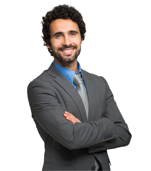 Homme souriant en costume gris avec une chemise bleue et une cravate grise, les bras croisés