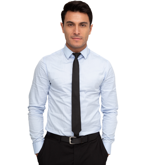 Homme sérieux portant une chemise bleu clair et une cravate noire, debout les mains dans les poches, sur fond blanc