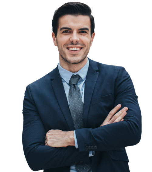 Homme souriant en costume bleu foncé avec une cravate à motifs, les bras croisés, sur fond blanc