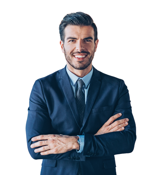 Homme souriant en costume bleu marine avec une cravate sombre, les bras croisés, sur fond blanc