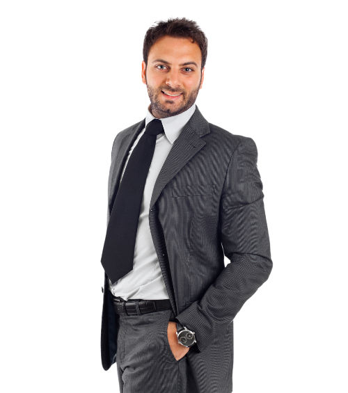 Homme souriant en costume gris avec une cravate noire, main dans la poche, debout sur fond blanc