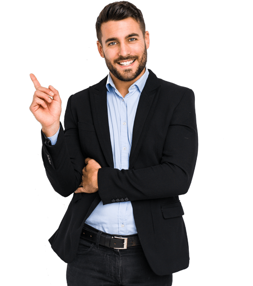 Homme souriant en costume noir, chemise bleue, pointant vers le haut avec un doigt, sur fond clair