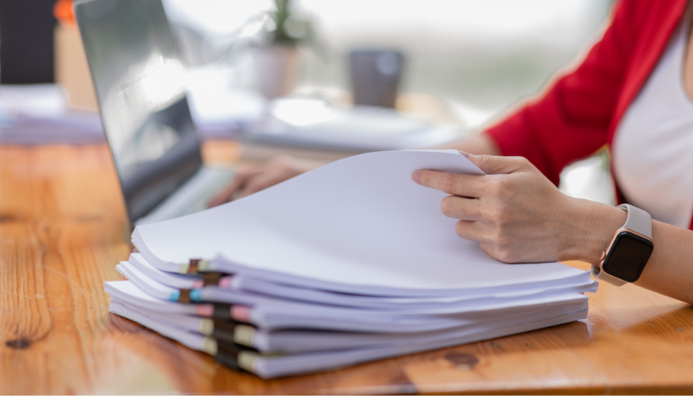 rattrapage de comptabilité pile de documents