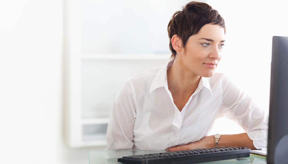 femme qui utilise un ordinateur