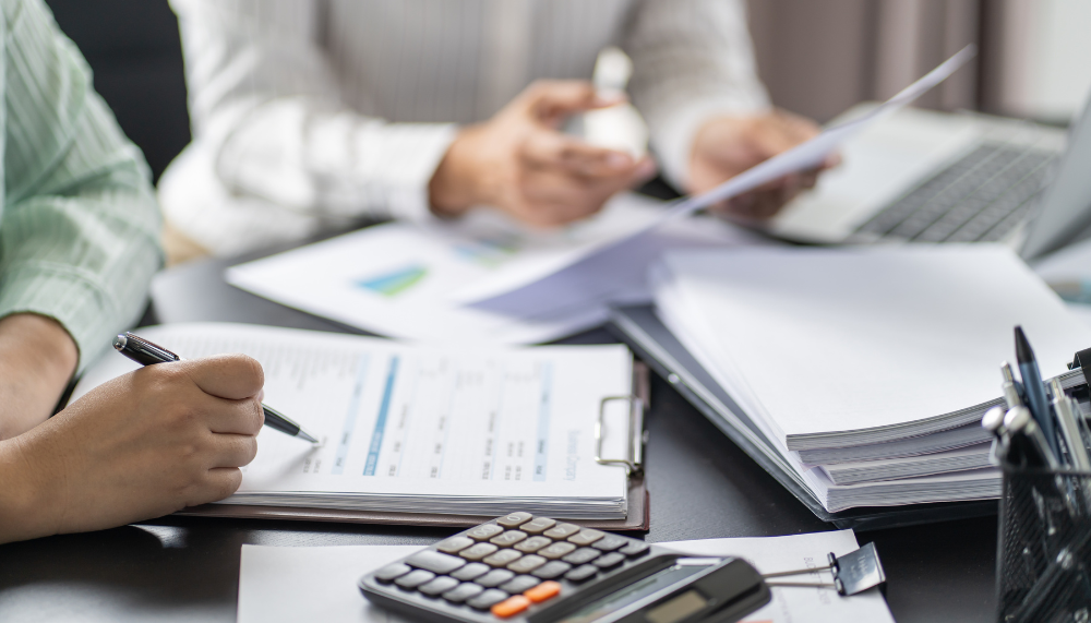 personnes qui analysent un bilan de société